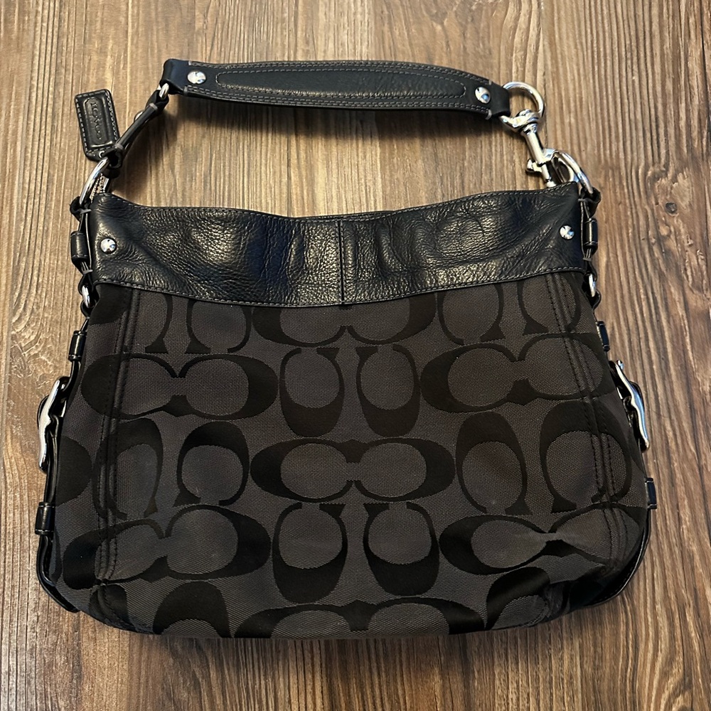 ⭐️ Gorgeous coach shoulder bag! ⭐️